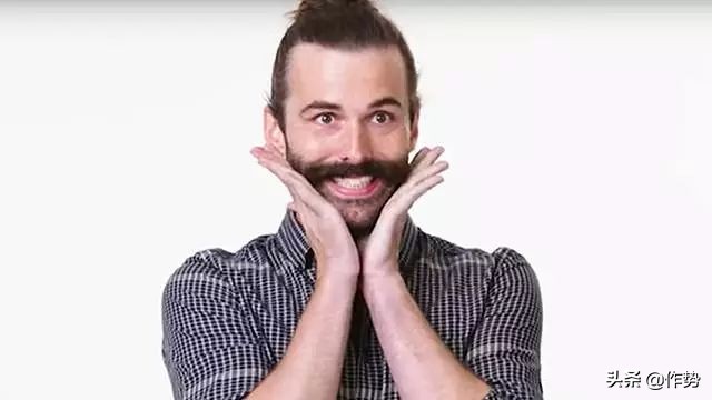 这位大胡子男人，穿起裙子来竟然比女生和还要合适？！