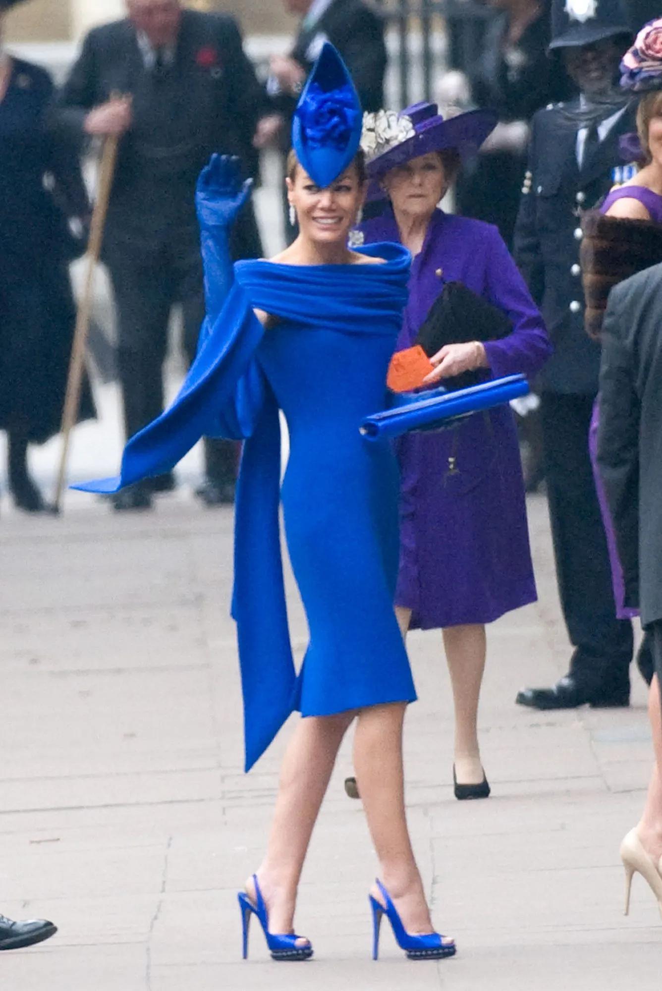 重回十年前世纪婚礼，宾客们靠礼帽频频抢镜，碧翠丝因造型被骂哭