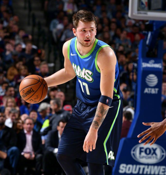 2019东契奇对阵湖人,东契奇对阵湖人差点受伤