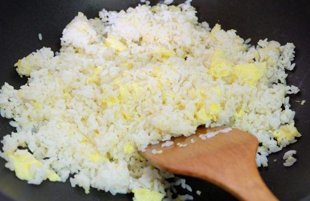 为什么我做的蛋炒饭是黏糊糊的,为啥蛋炒饭做得这么粘