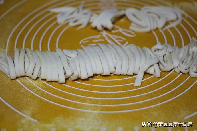 做手擀面用不用醒面,做手擀面里面需要加鸡蛋吗