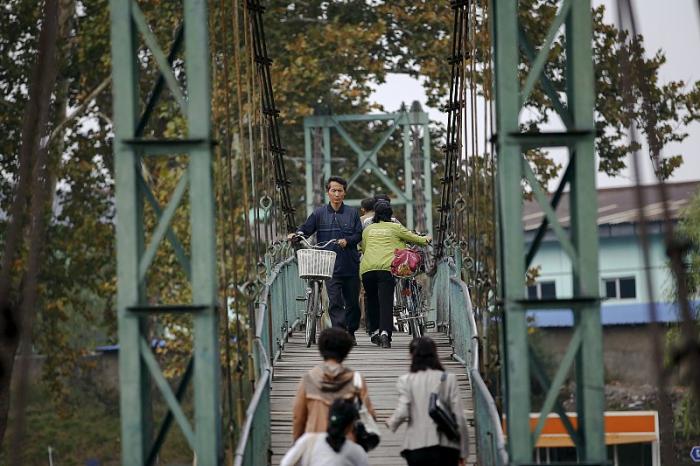 朝鲜人骑的自行车坏了，怎么修？