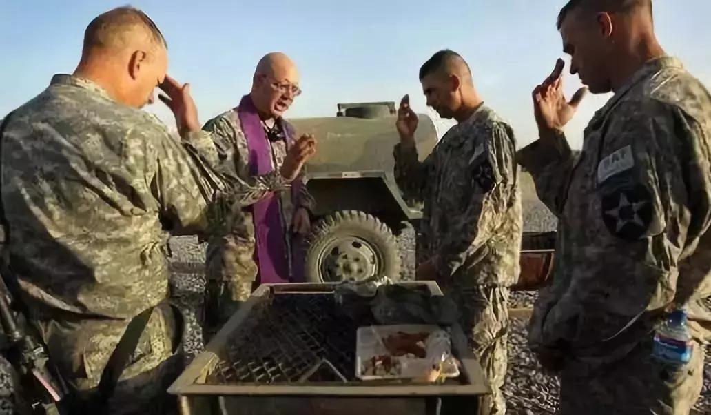 奇葩！5.7米的高粱引村民烧香祭拜，各国军营里迷信有哪些？