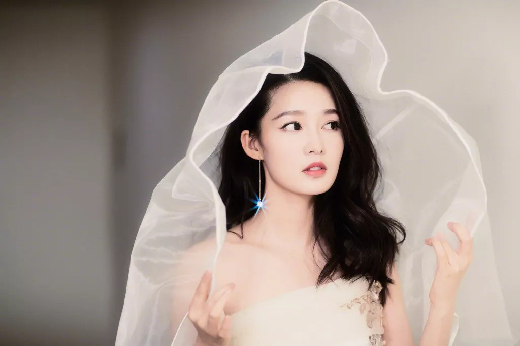 额头太窄适合的发型,额头窄不要刘海怎么扎