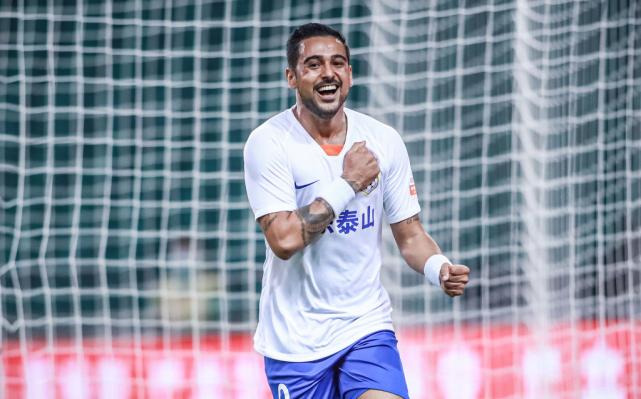 郝伟首发六个边后卫,郝伟面临两难选择泰山队