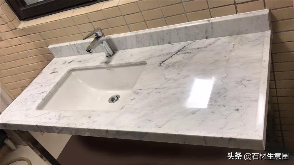 岩板选择卡拉拉塔白还是鱼肚白,卡拉拉白通体大理石