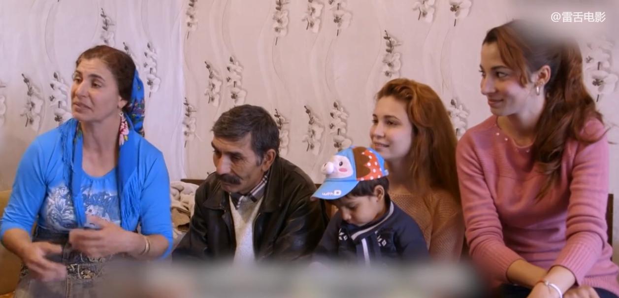 东欧小国奇葩风俗：女孩精心打扮任人挑选，7万块就能娶回家