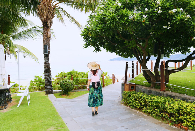 一群年轻人到三亚，摆pose，拍照