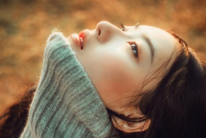 下巴不停长白色粉刺,下巴闭合粉刺挤出来白色的