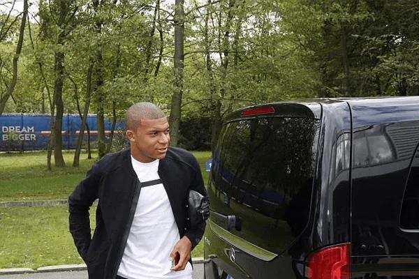 足坛明星的豪车,足坛球星开豪车