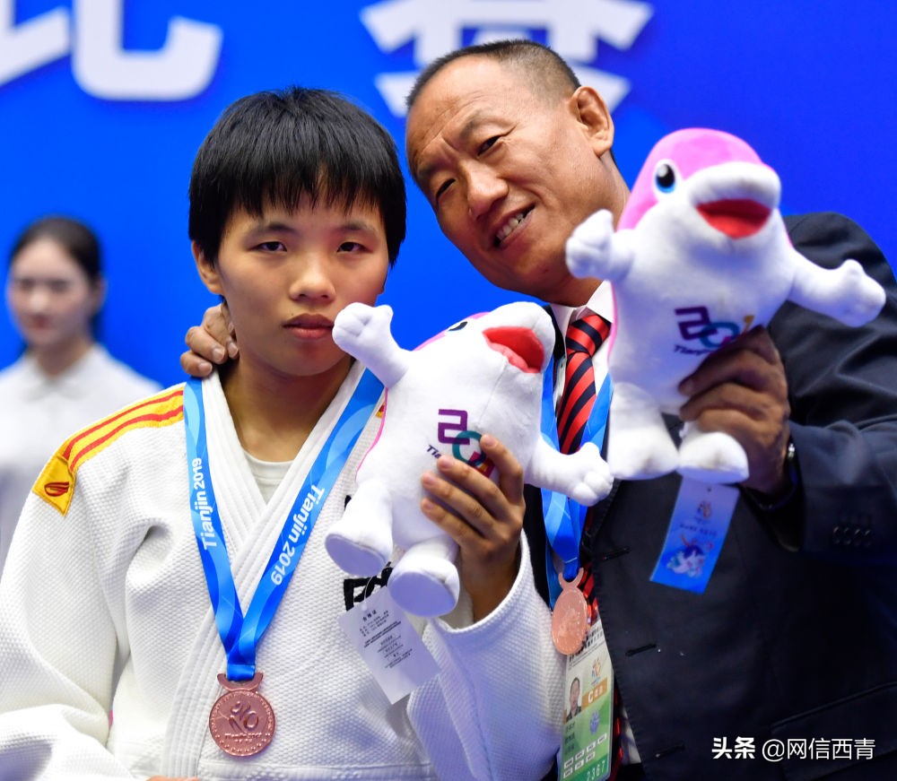 时评关爱老人传递社会温暖,时评以青春之力助民族复兴