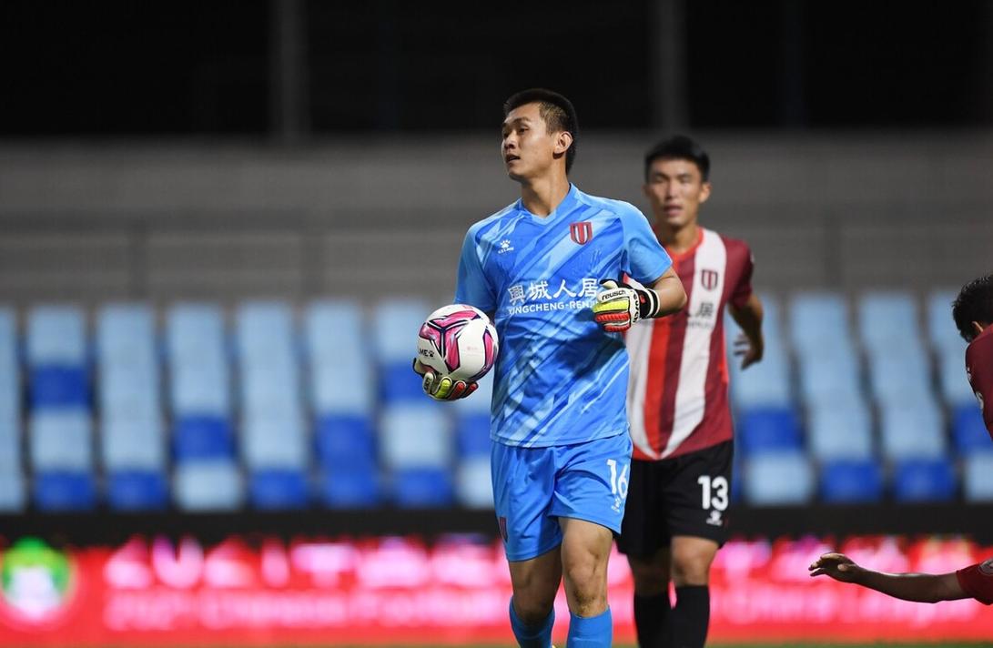 中甲门将失误把球扔进自家球门,中甲守门员将球扔进自家球门