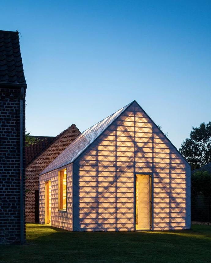 在这个淡薄的世界里深情的活着,在这个冷漠的世界温暖的活着