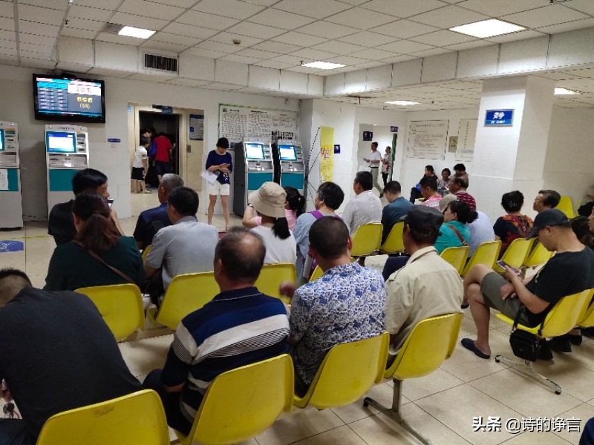 南京脑科医院门诊大厅人山人海,南京脑科医院排队人多