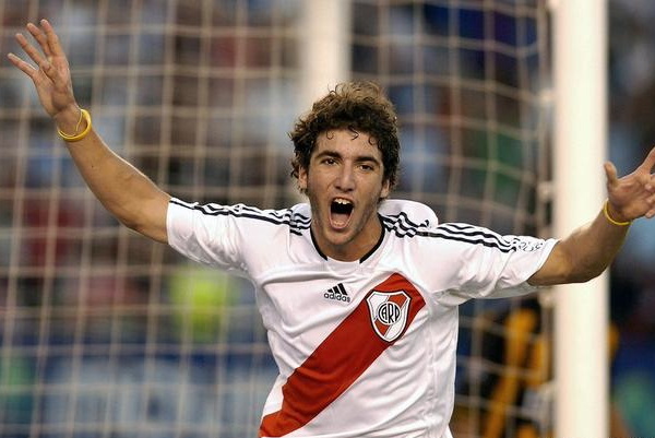 伊瓜因为什么总丢单刀,曾经球场追风少年已变成油腻大叔