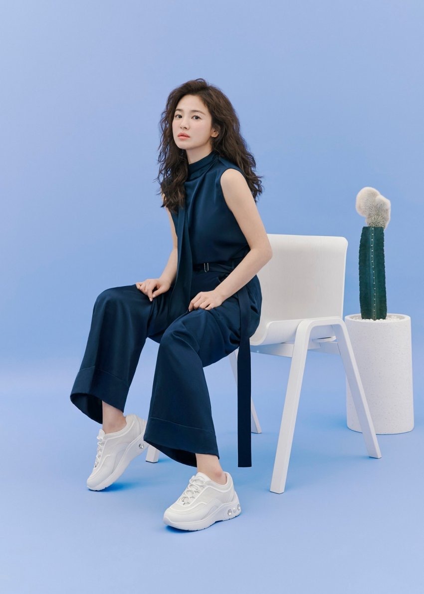 38岁宋慧乔解锁红西装港风造型,宋慧乔浪漫满屋羊毛卷发型