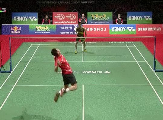 羽毛球正反手跨步跳球的挥拍动作,羽毛球挥拍技巧以及注意事项