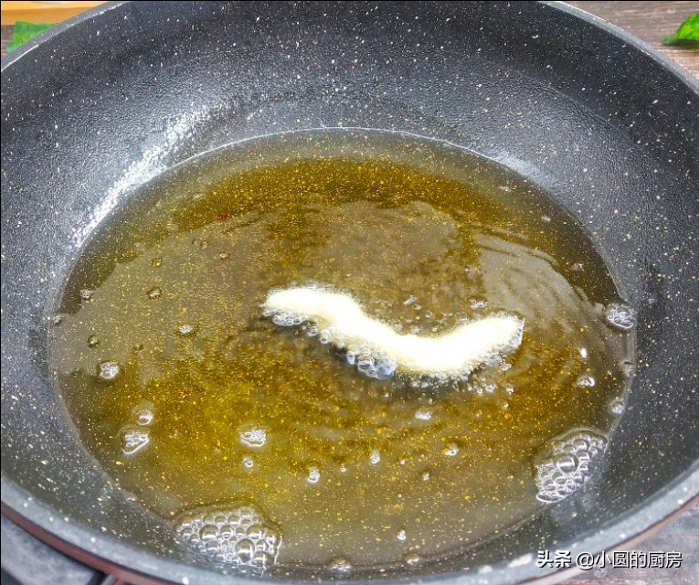 油条怎么做到蓬松酥脆还加酵母吗,油条膨松剂掺入酵母炸出油条效果