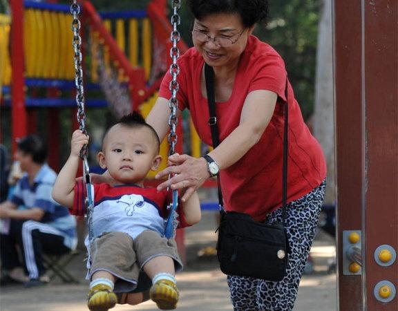 老人溺爱孩子该怎么处理,老人溺爱孩子怎么劝说