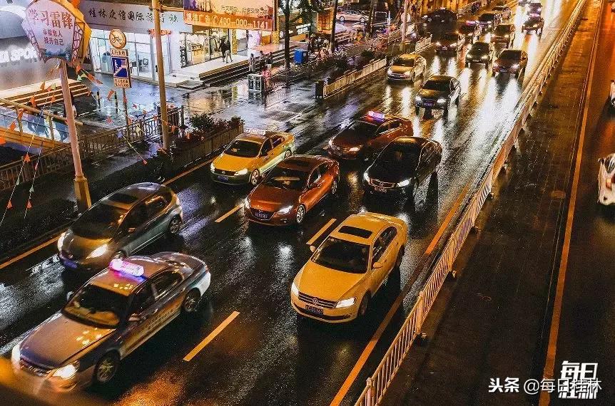 月薪4000月供2000房贷压力大吗,月薪1万还3000车贷压力大吗