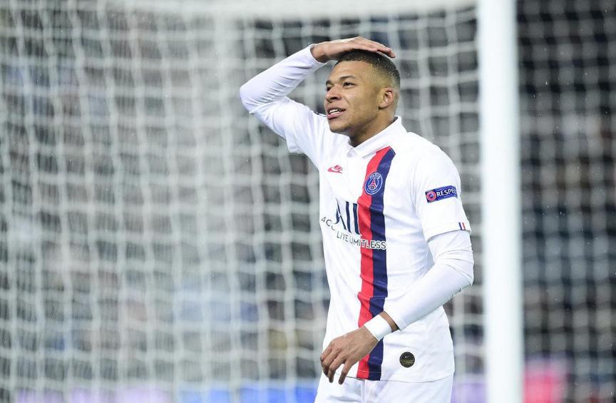 大巴黎球迷作死，焚烧土耳其*旗国**，被加拉塔萨雷球迷*光脱**衣服