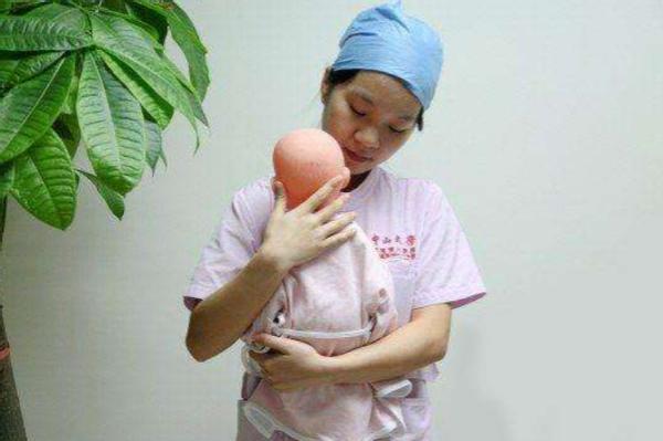 新生儿怎么抱才不会呛到,新生儿怎样抱会伤脊椎