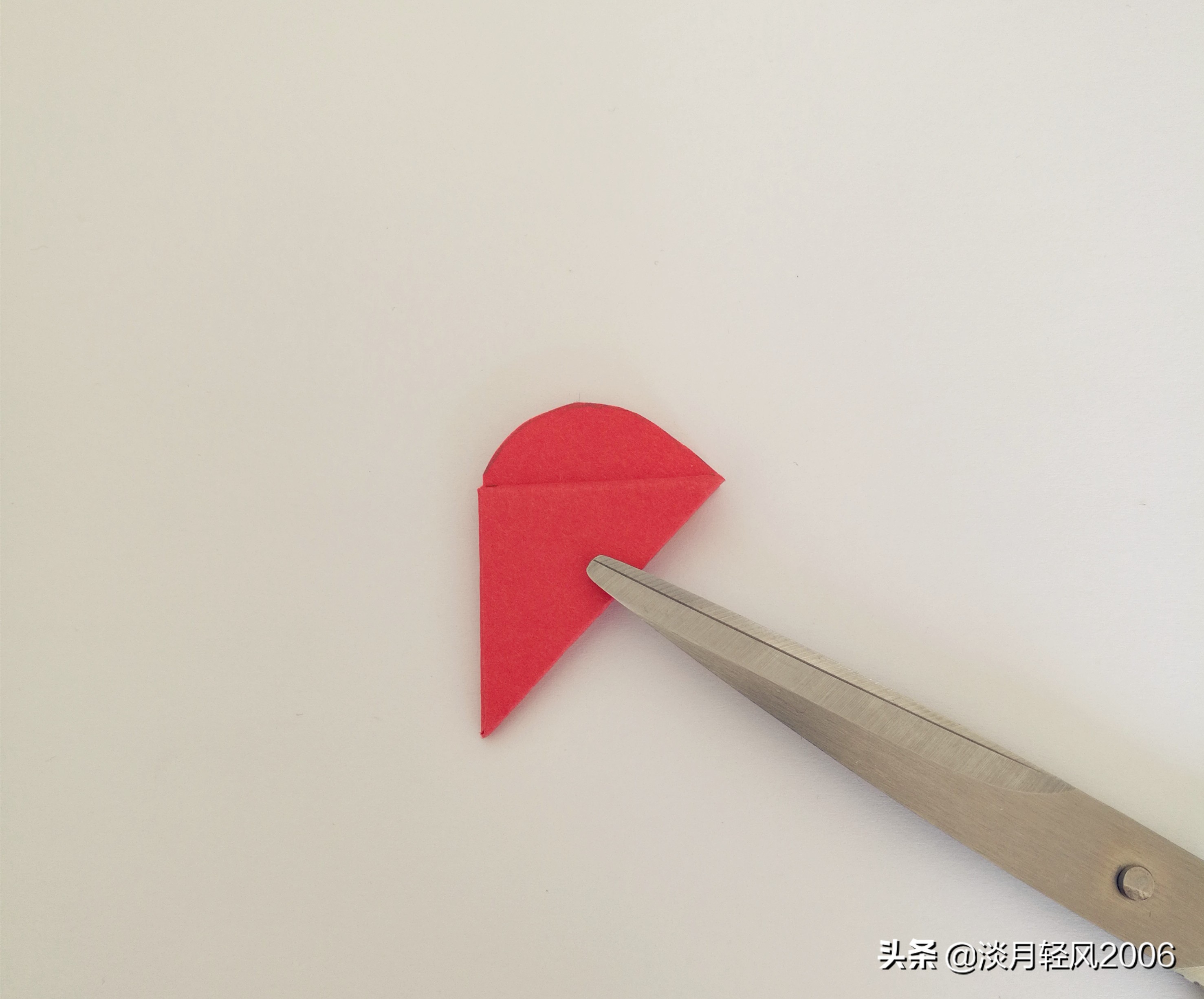 简单有趣的卡纸折心,小孩子拿卡纸折爱心