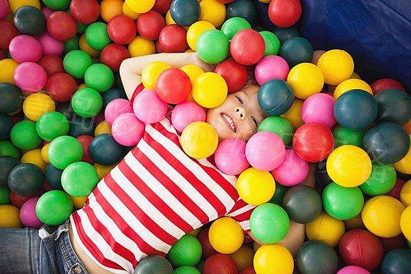 超大球的多种玩法幼儿园户外,小孩玩的球都有哪种玩法