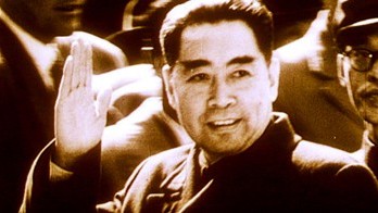 敬爱的周总理两次握手,高尚的情商和智慧,让数亿人敬仰