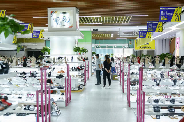 收回经营权，租赁改自营、引入直播卖货……郑州昔日“鞋业一哥”能否新生？