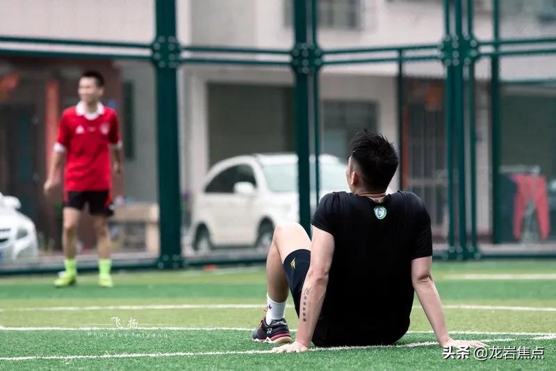 林丹脚踢球,林丹回到球场赢了