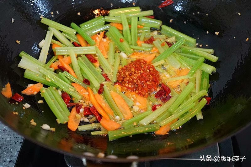 如何炒木耳才不会爆炸,炒木耳的时候怎么会爆