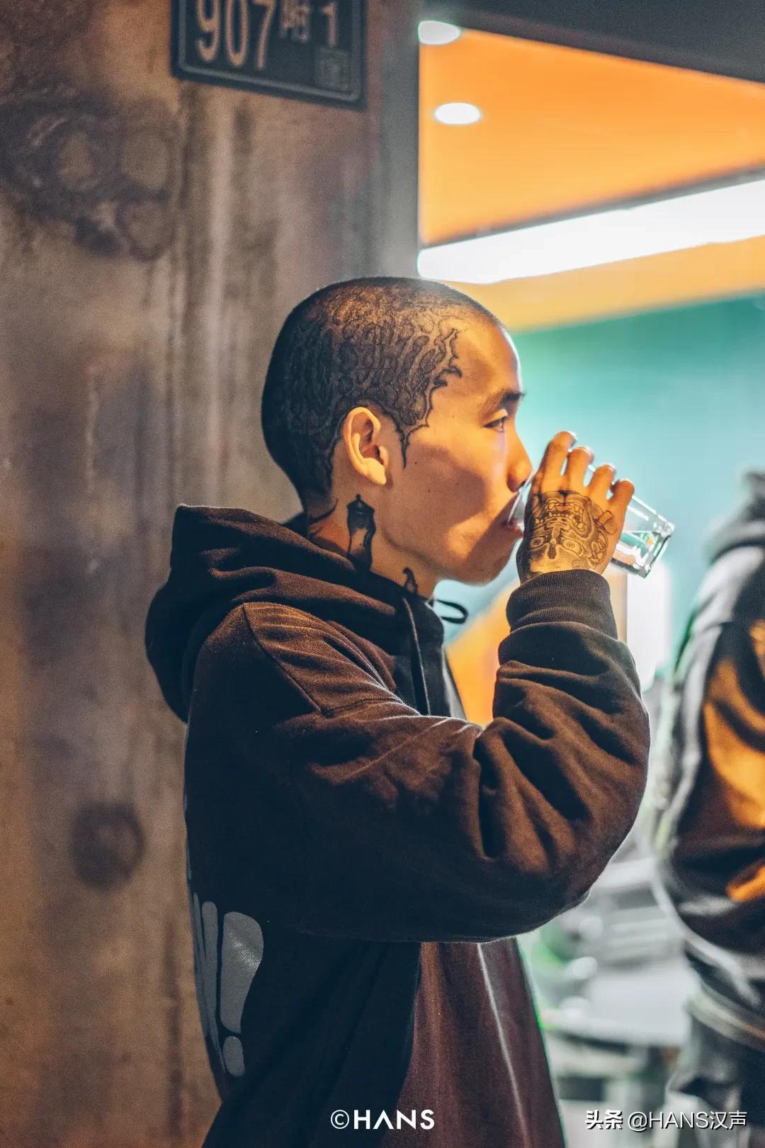 武汉神秘三角地，马路牙子上的通宵派对