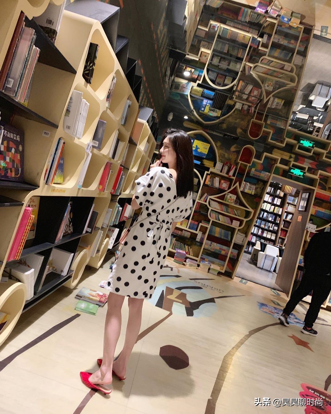 江疏影穿搭同款裙子 (江疏影吊带裙穿搭)