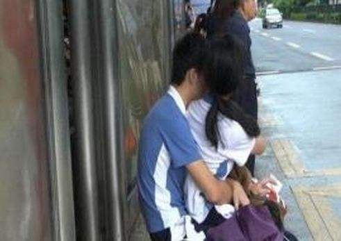 家长发现草莓印怎么办,女儿脖子上有红痕家长该怎么引导