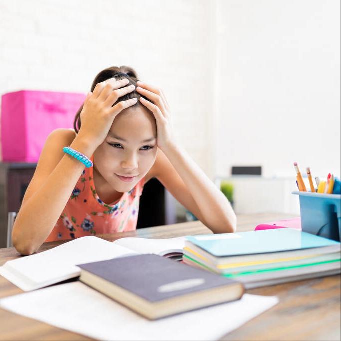 家长一定要给孩子买书桌,家长给孩子买的书桌