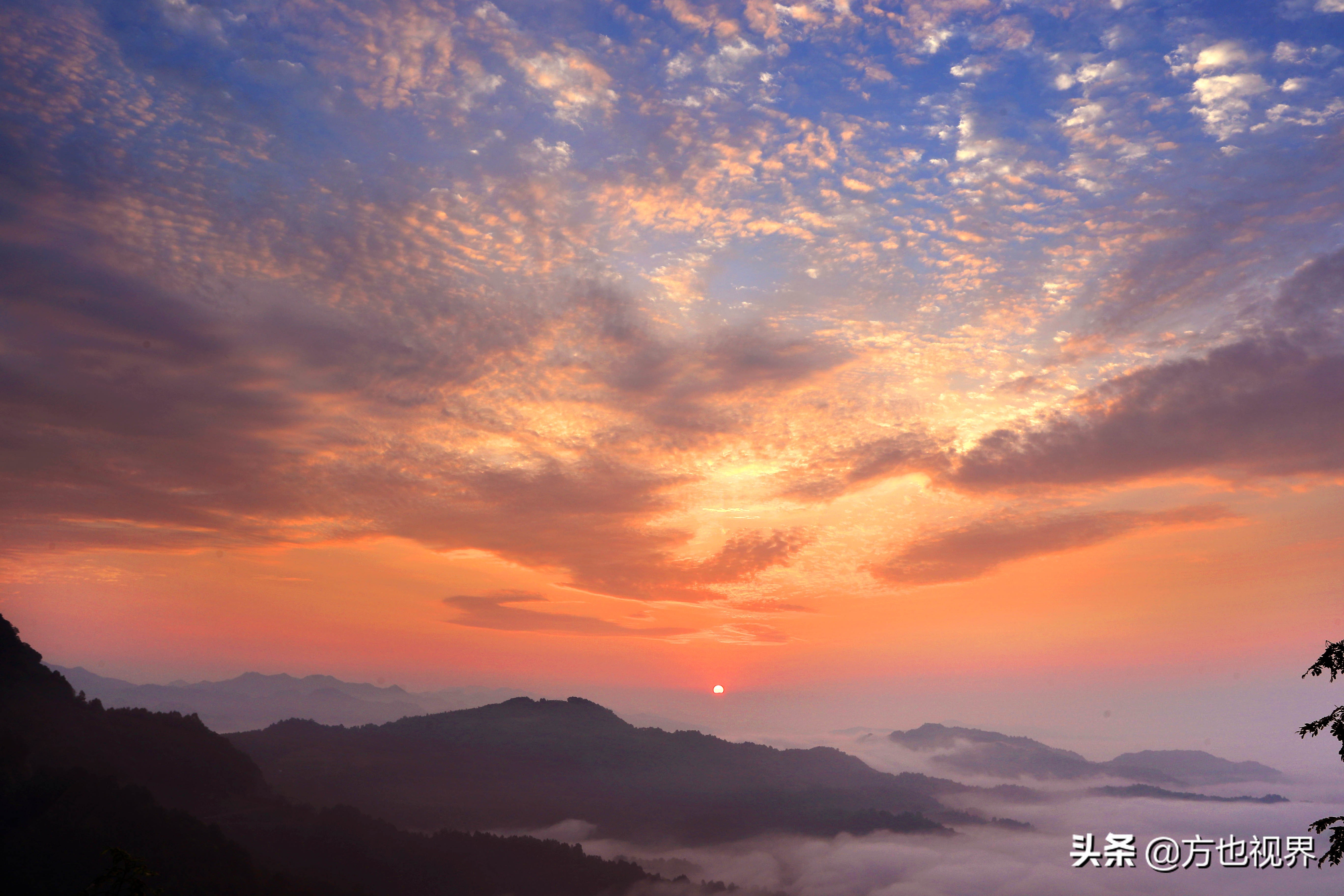 15日旅游精选：高颜值实拍！河北这个山顶足球场火了