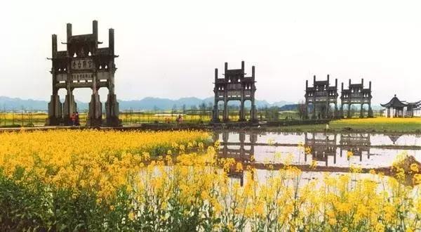 一下雨就变成了江南美景,一下雨黄山就成了徽州