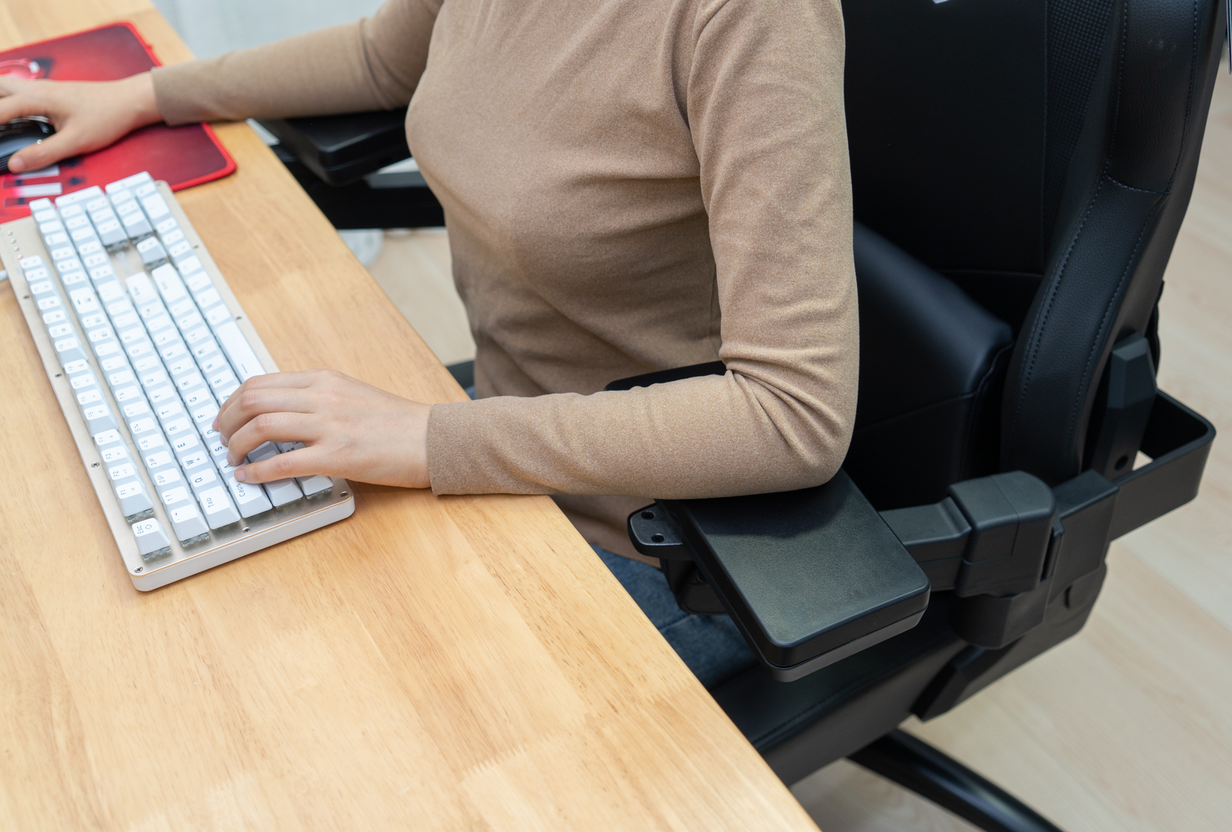 傲风透气电竞椅,椅子就坐傲风电竞椅