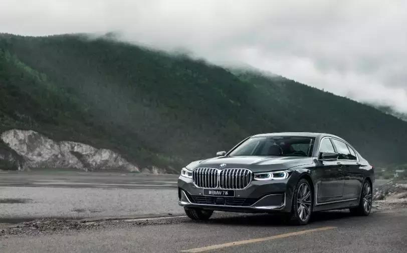 开着宝马x7在上海路上的视频,开着宝马x7进西藏