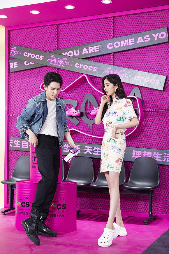 土味丑鞋还能成新时尚吗?Crocs请来杨幂代言、李佳琦直播带货