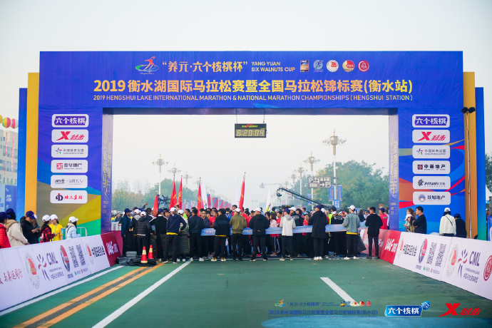 跑狐周记｜男子从*疆新**漂流到北冰洋英国壮汉拉1.8吨汽车跑马