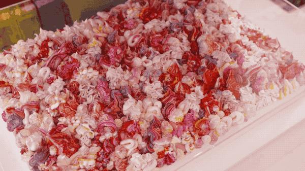 他在西湖边买200㎡豪宅，4年不住人，堆满的玩具总价超房子