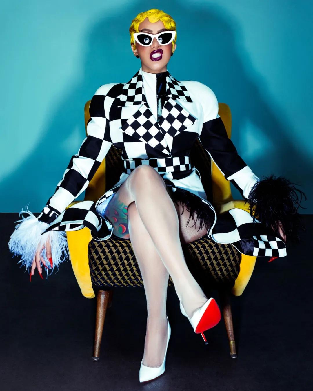 隆胸、跳脱衣舞，这位娱乐圈的顶流也太敢了吧？