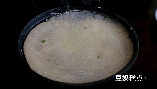 手不沾面大厨教你做早餐鸡蛋饼,手不沾面做葱花鸡蛋饼