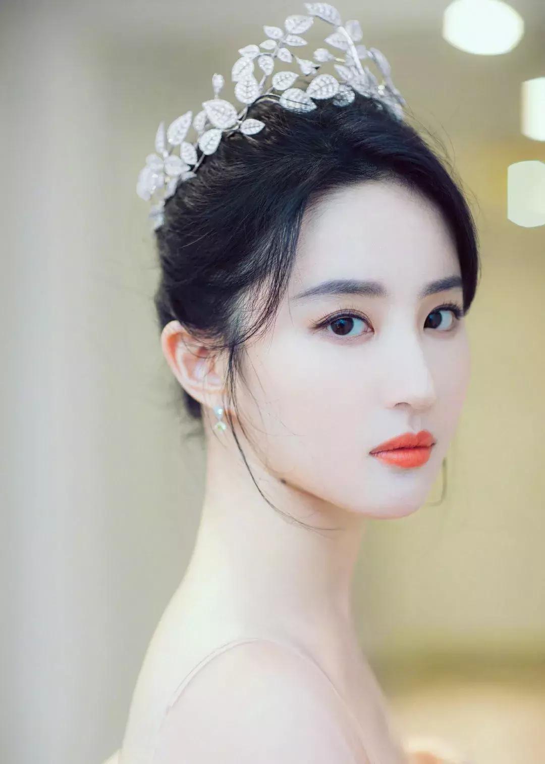 刘亦菲晒出游美照超迷人,32岁刘亦菲久违晒出最新美照