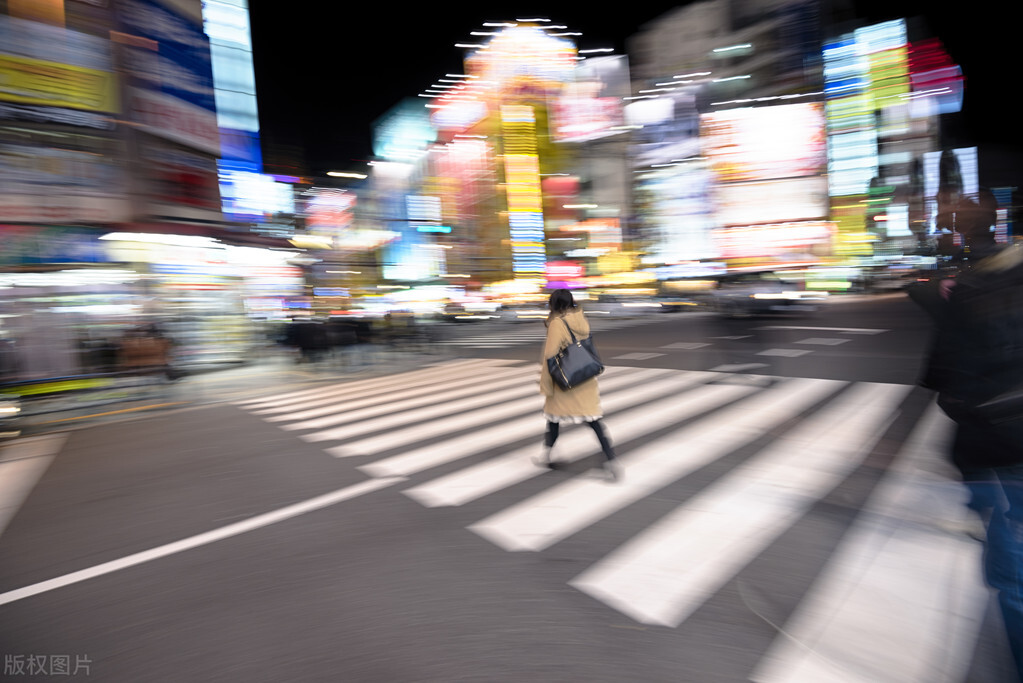 斑马线不让左边的人违章吗,斑马线不让人过