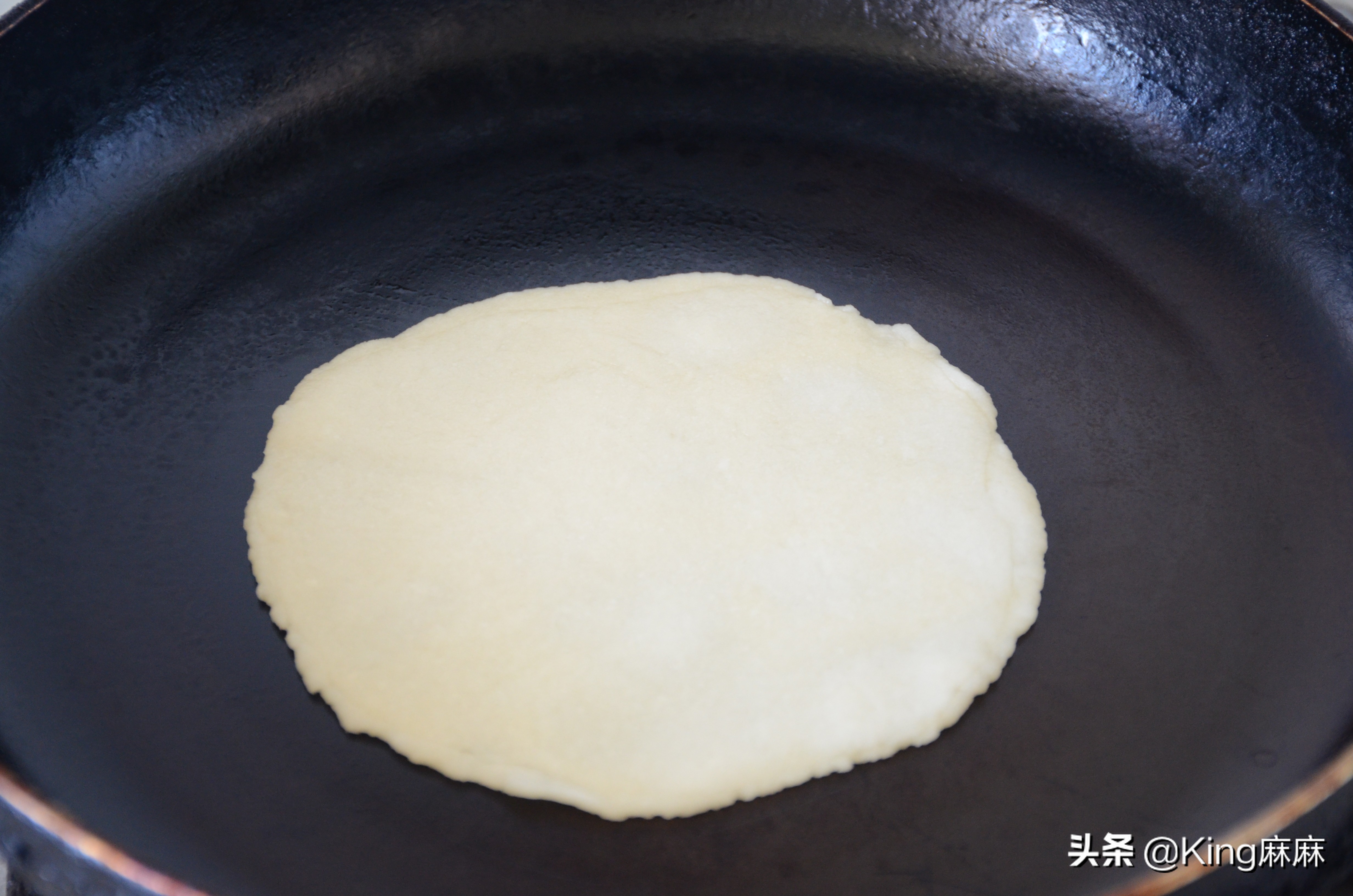 春饼怎么又软又薄不用揉面,烙柔软春饼的正确方法