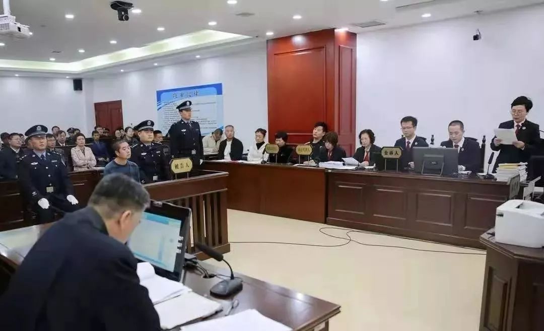 因为不满同事把同事杀了,员工对工作不满杀害三名董事