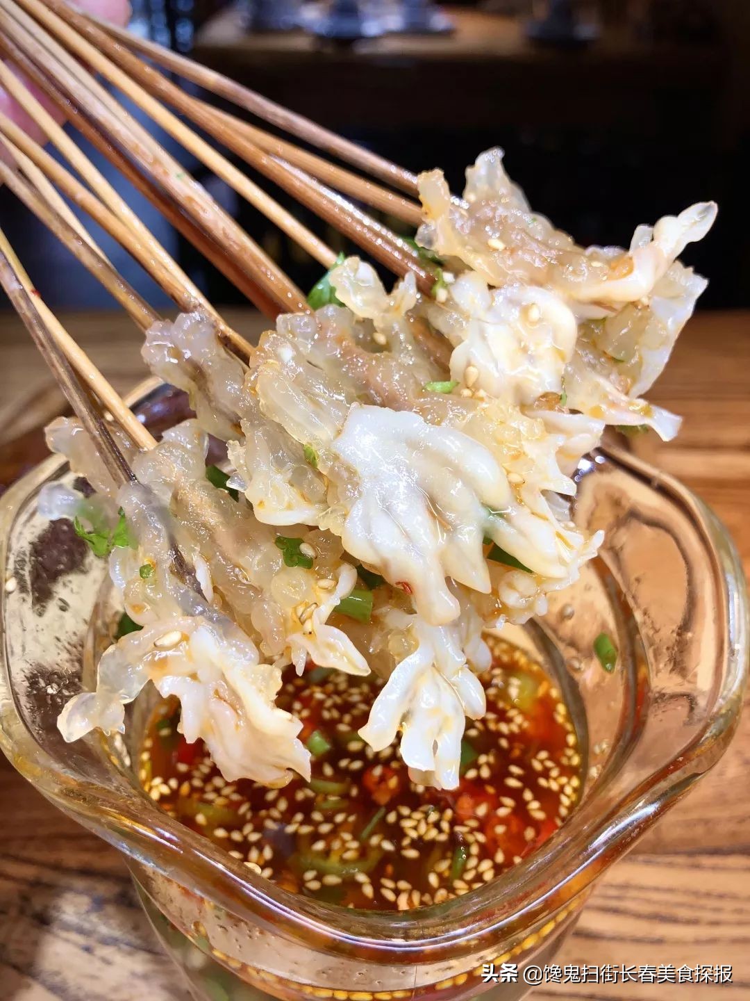 二道老厂区奇店。鹅的一切，全都炭火烤。烤鹅脖大锤抡